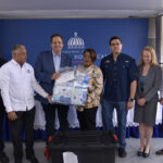 Ministro de Salud Pública @Vicatallah entrega insumos y equipos de respuesta rápida a las Direcciones Provinciales y Áreas de Salud
