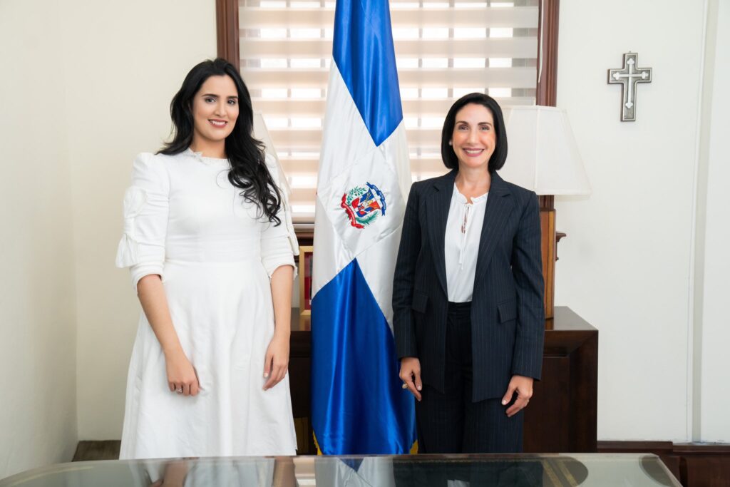 @RaquelArbaje “la Talentosa Violinista Dominicana @Aishasyedcastro, Honra con su Presencia”