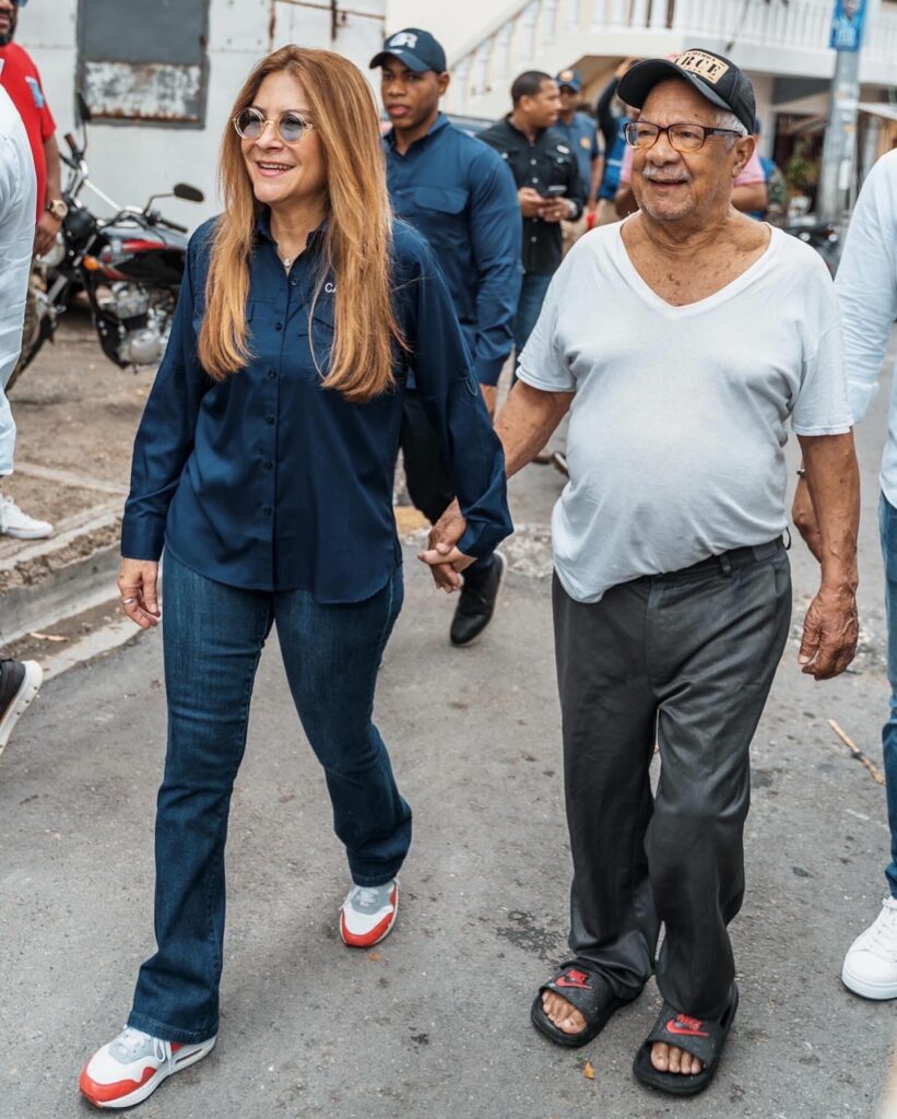 @CarolinaMejiaG da Gracias a Don Antonio que la acompañó en Los Ríos hasta llegar al Operativo Social @AlcaldiaDN