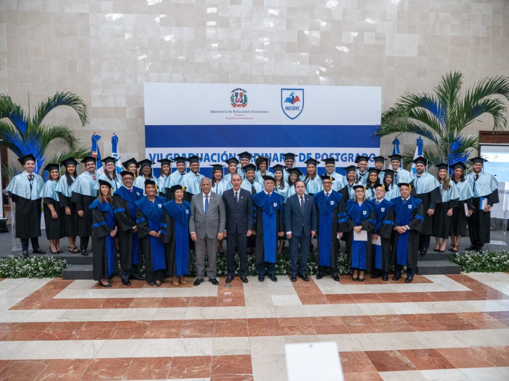 Inesdyc gradúa nuevos profesionales en Diplomacia y Servicio Consular y Especialidad en Diplomacia Comercial