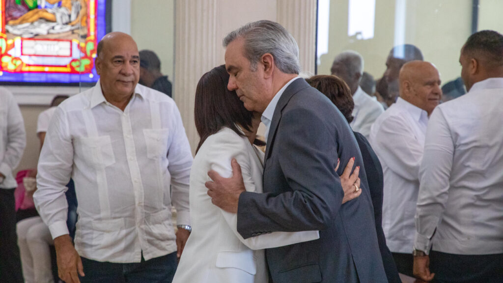 Presidente Abinader asiste a misa, en solidaridad con familiares de las víctimas por incendio en carnaval de Salcedo
