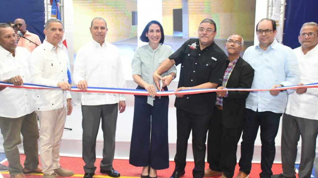 Primera dama Raquel Arbaje y ministro Camacho entregan Centro Deportivo Comunitario en Capotillo