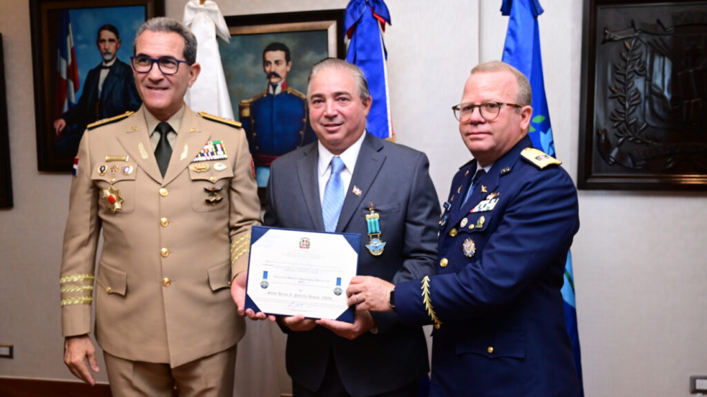 Director general del IDAC recibe medalla al mérito por logros en aviación civil