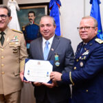 Director general del IDAC recibe medalla al mérito por logros en aviación civil