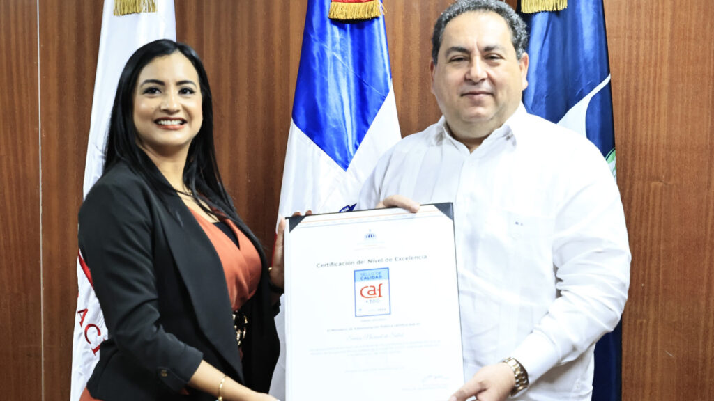 Servicio Nacional de Salud recibe Sello CAF+300, reconocimiento a la excelencia en la gestión pública