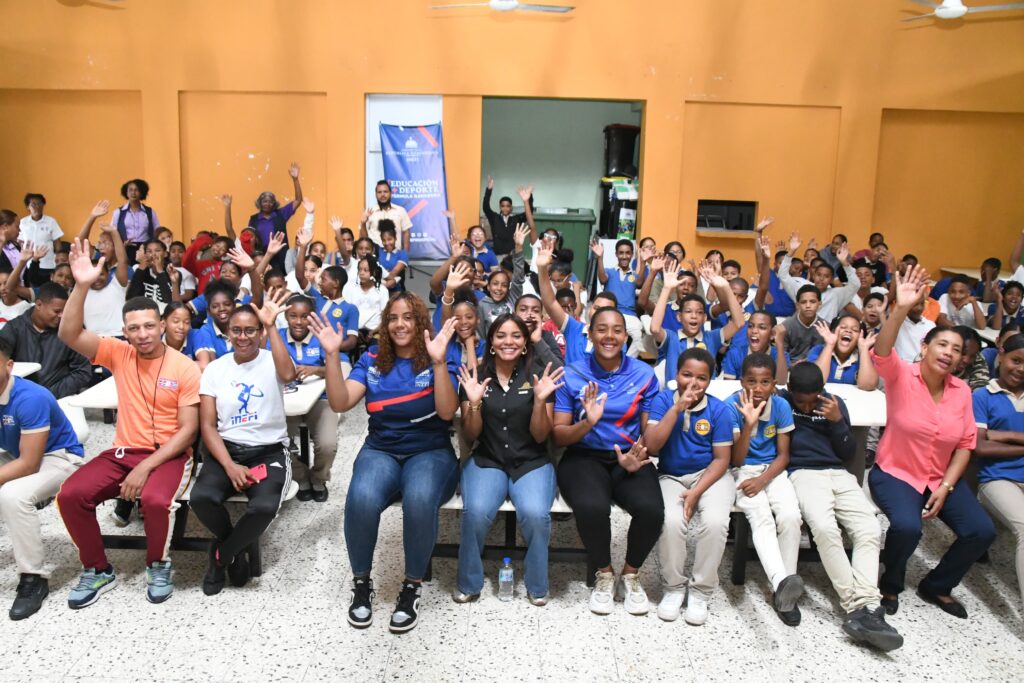 Inefi orienta a los alumnos del centro República de Cuba, en Villa Consuelo