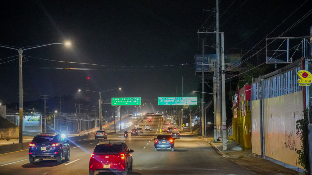 Edesur iluminó 18 kilómetros de la autopista Duarte con 423 modernas luces tipo led