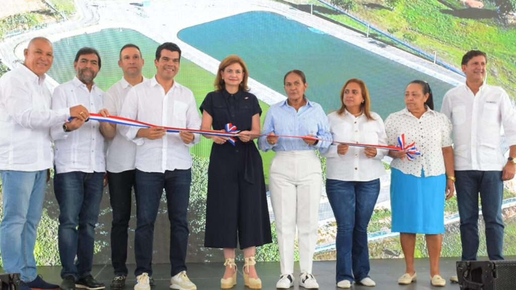 Vicepresidenta Raquel Peña y Wellington Arnaud, director ejecutivo del Inapa, inauguran sistema de alcantarillado sanitario de Villa Riva, provincia Duarte