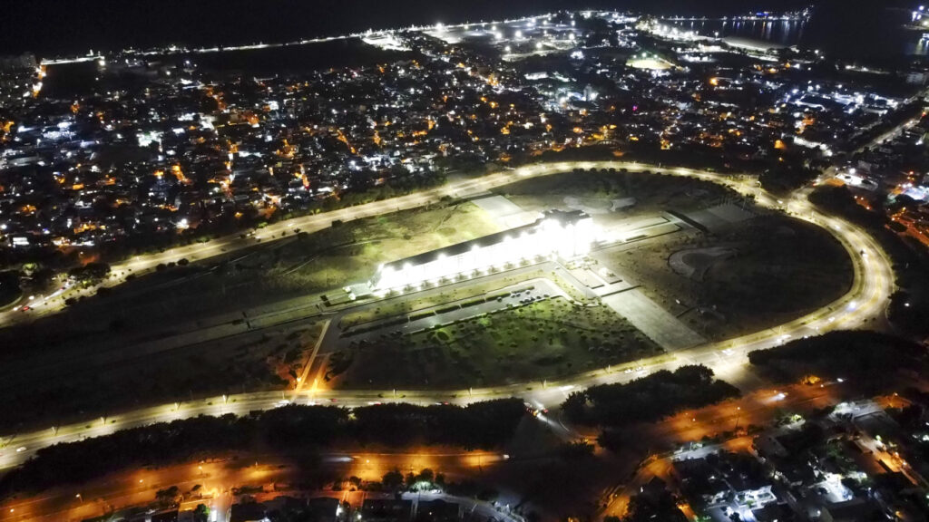 Edeeste ilumina las inmediaciones del monumento Faro a Colón