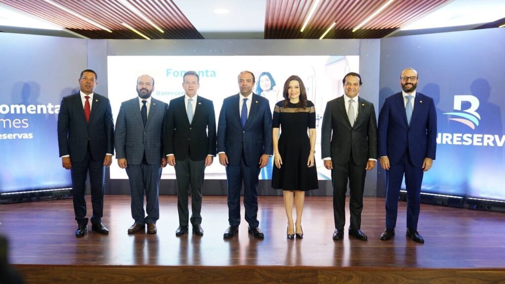 @ItoBisono junto a @spereyrarojas en la inauguración de Expo Fomenta Pymes Banreservas 2024