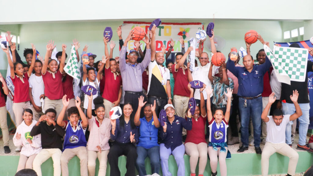 Inefi entrega utilería deportiva en el Politécnico Alfredo Peña Castillo