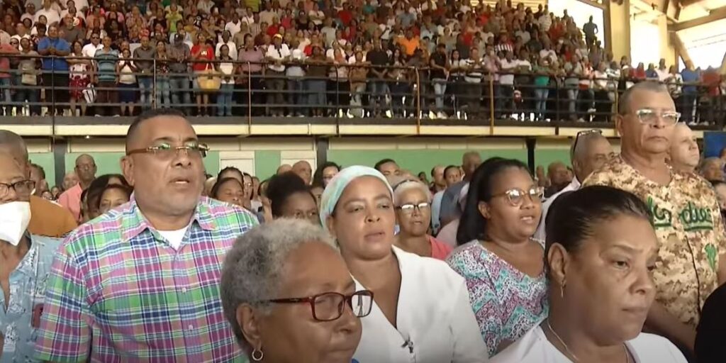 @LuisAbinader  en acto de Entrega de Títulos de Propiedad en sector El Almirante