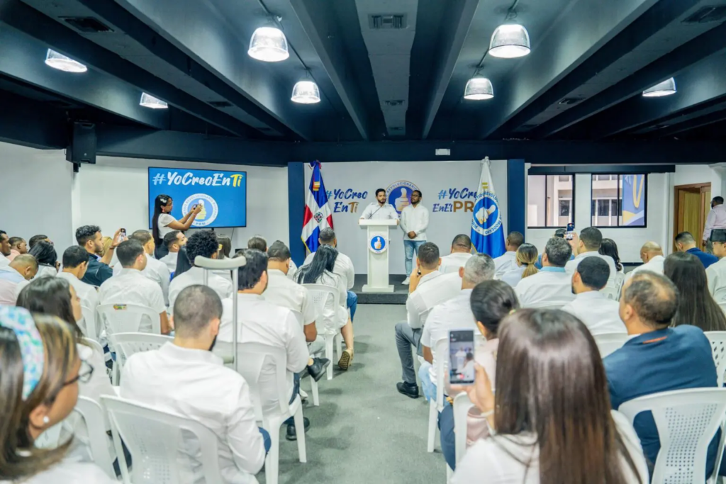 Carolina Mejía juramenta nuevas autoridades jóvenes del @PRM_Oficial en Santiago