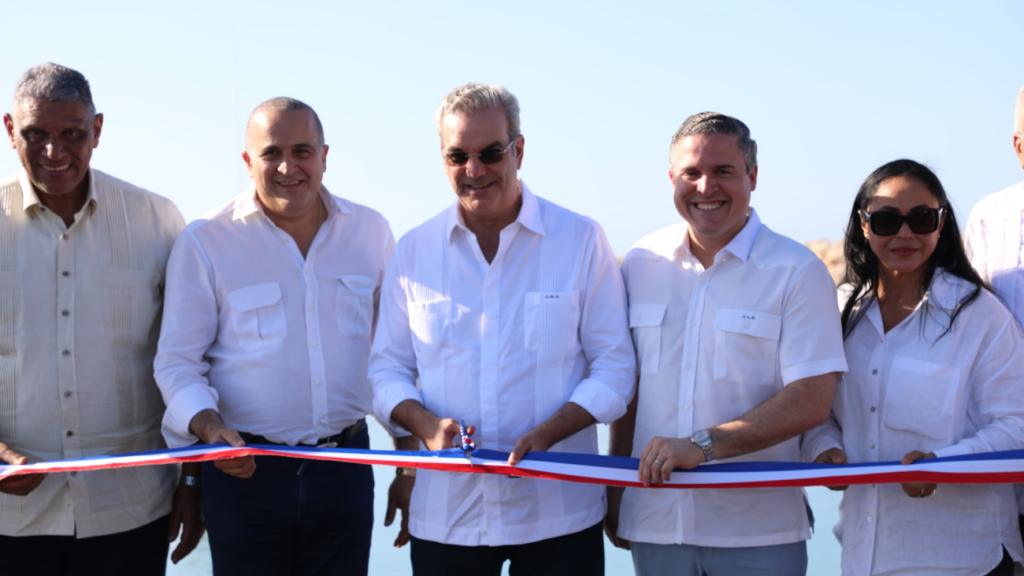 Presidente @LuisAbinader inaugura muelles pesqueros de Río San Juan y Cabrera, en María Trinidad Sánchez