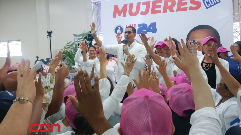 Nagua: Cientos de mujeres dan respaldo al candidato a diputado por el @PRM_Oficial Stalin Vásquez