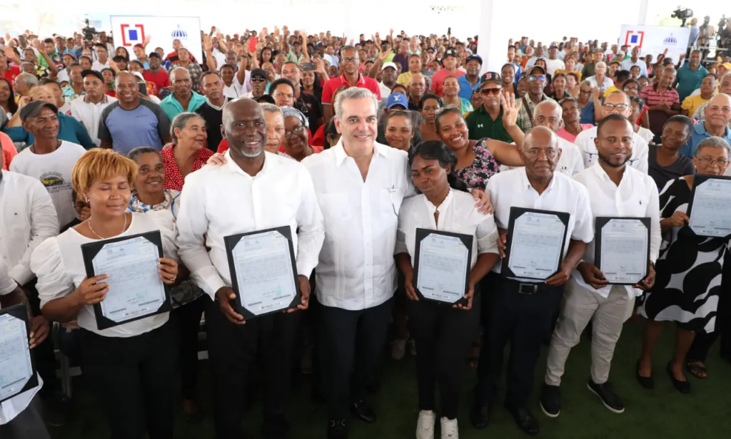 @LuisAbinader entrega 1,130 títulos más en El Tamarindo, Santo Domingo Este