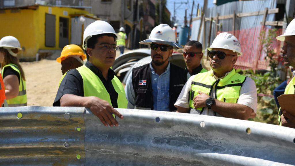 Director de la Caasd supervisa trabajos de transformación cañada Guajimía en Santo Domingo Oeste