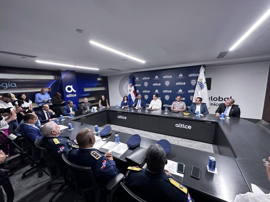 MIP y Altice pactan para fortalecer comunicación agentes de la Policía Nacional y bomberos