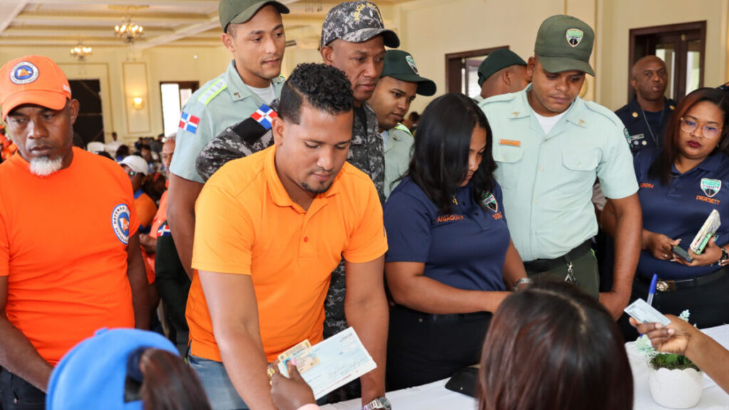 Gobierno entrega bono de emergencia socorristas y agentes de orden que trabajaron en siniestro de San Cristóbal