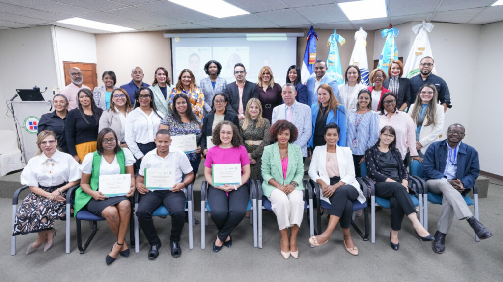 Clausuran con éxito el primer diplomado de Educación Alimentaria y Nutricional que certificó a 160 docentes y técnicos
