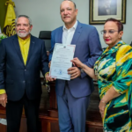 Ulises Rodríguez recibe certificado de alcalde y anuncia obras de Gobierno en Santiago