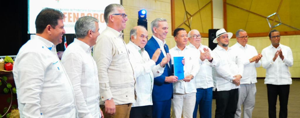 Presidente @LuisAbinader junto a viceministro de Fomento encabezan apertura del 3er Congreso Nacional de Productores Agropecuarios en Punta Cana