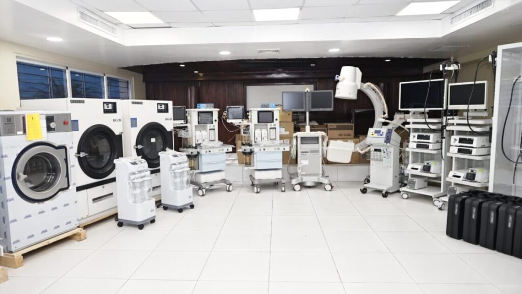 SNS fortalece capacidad resolutiva en hospitales de Santo Domingo; entrega equipos por más de RD 70 millones