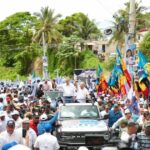@LuisAbinader recorre bajo lluvia los populosos sectores de los Guaricanos en Santo Domingo Norte