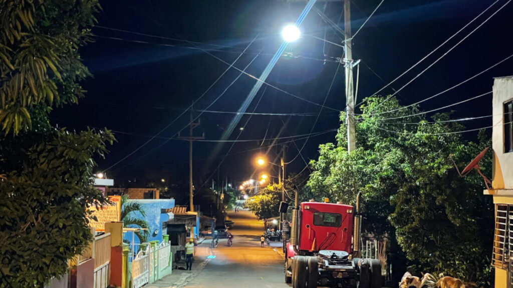Edesur ilumina distritos municipales de Peravia para mejorar la seguridad ciudadana