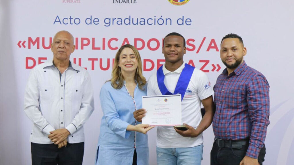 “Familias en paz” de Supérate gradúa 50 jóvenes y mujeres en crianza positiva y mediación de conflictos