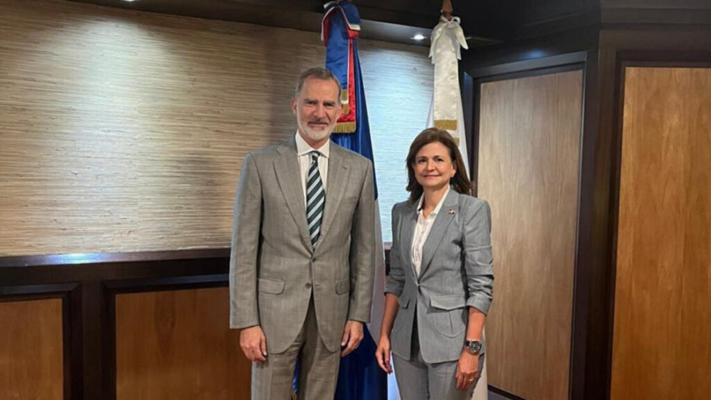 Vicepresidenta Raquel Peña recibe al rey Felipe VI durante escala en RD; el monarca confirmó su asistencia a juramentación del presidente Abinader