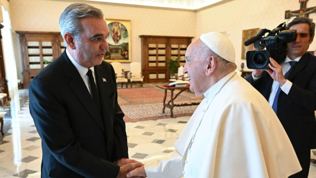 Papa Francisco felicita al presidente @LuisAbinader por su reelección