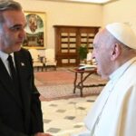 Presidente @LuisAbinader, se reúne con el Papa Francisco en el Vaticano. El papa Francisco manifiesta a Abinader interés de visitar República Dominicana