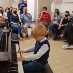 @ArteyMas_ Niño de 5 años toca la Sonata para piano No.16 en DO mayor de Mozart