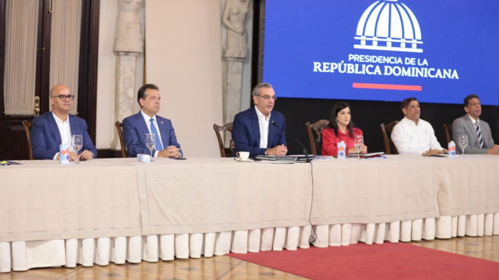 Presidente @LuisAbinader asegura que crecimiento de un 23 %, en las exportaciones del país de últimos tres años, es el mejor de la historia exportadora de RD