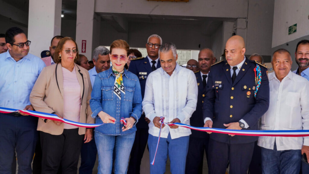 Ministro Joel Santos Echavarría encabeza entrega de remozada y ampliada estación de bomberos en San Cristóbal