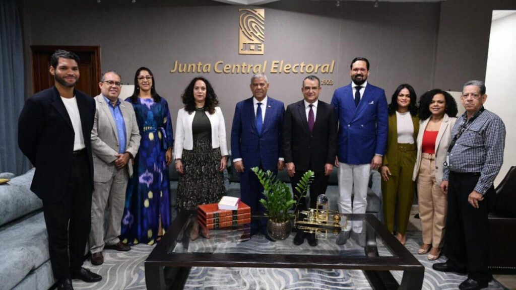 Comisión Ejecutiva de Burocracia Cero y miembros de la JCE se reúnen para iniciar el apoyo a la implementación de la interoperabilidad del Sistema Nacional de Registro Civil