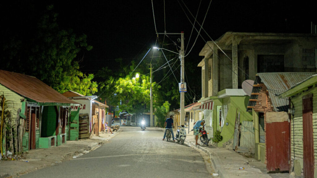 Edesur Dominicana instala 260 luminarias tipo led en Azua para mejorar la seguridad y el esparcimiento nocturno