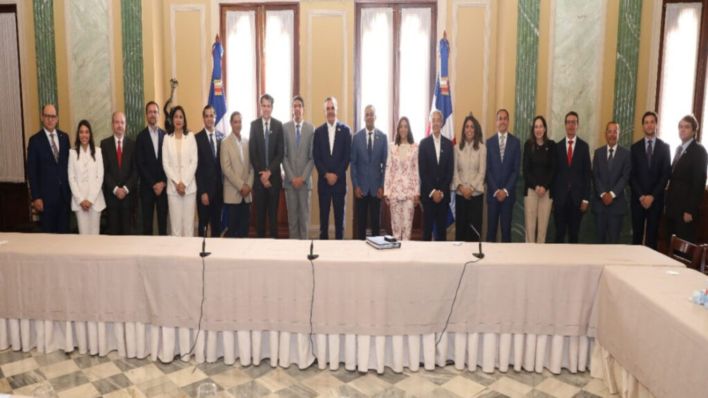 Presidente Abinader propone actualizar agenda de trabajo conjunta con exportadores para desarrollo del sector