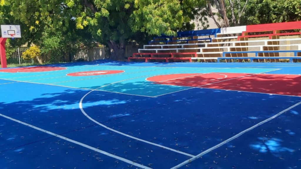 Inefi remoza canchas de planteles escolares en Pedernales
