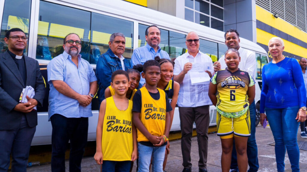 Ministro Igor Rodríguez entrega moderno autobús al Club Rafael Barías en Villa Consuelo
