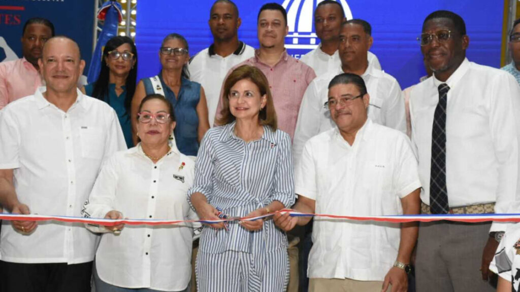 Vicepresidenta Raquel Peña entrega el remozado club GUG en Santiago: Gobierno devuelve el brillo a la instalación tras 20 años de abandono