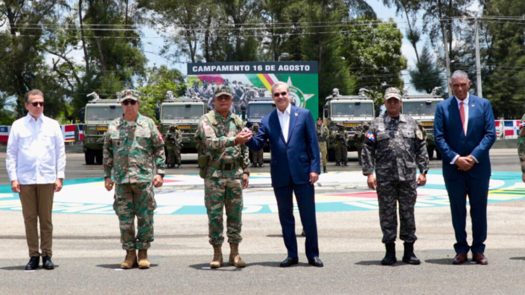 Presidente Abinader entrega 44 nuevos vehículos al Ejército, que incrementan capacidad de movilidad en 1,200 soldados más a cualquier punto del país