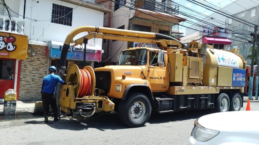 @CarolinaMejiaG @AlcadiaDN continúa trabajos preventivos limpieza imbornales y filtrantes