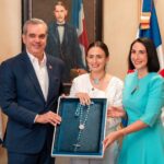 @RaquelArbaje @LuisAbinader recibe duplicado del rosario de larimar de manos de la diseñadora Mónica Varela