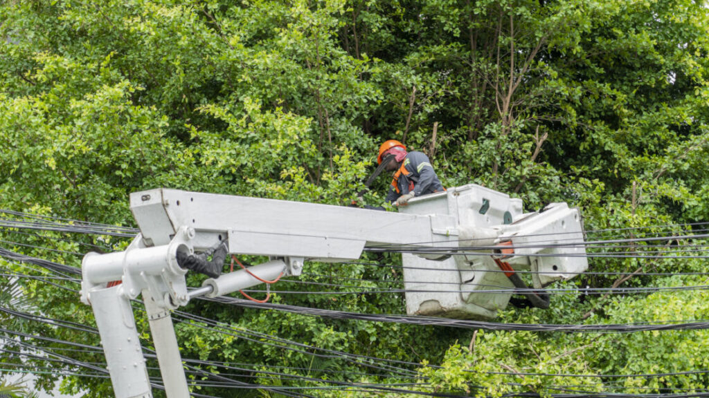 Edesur refuerza medidas circuitos eléctricos de Barahona, Pedernales, Neiba y Jimaní, por huracán Beryl