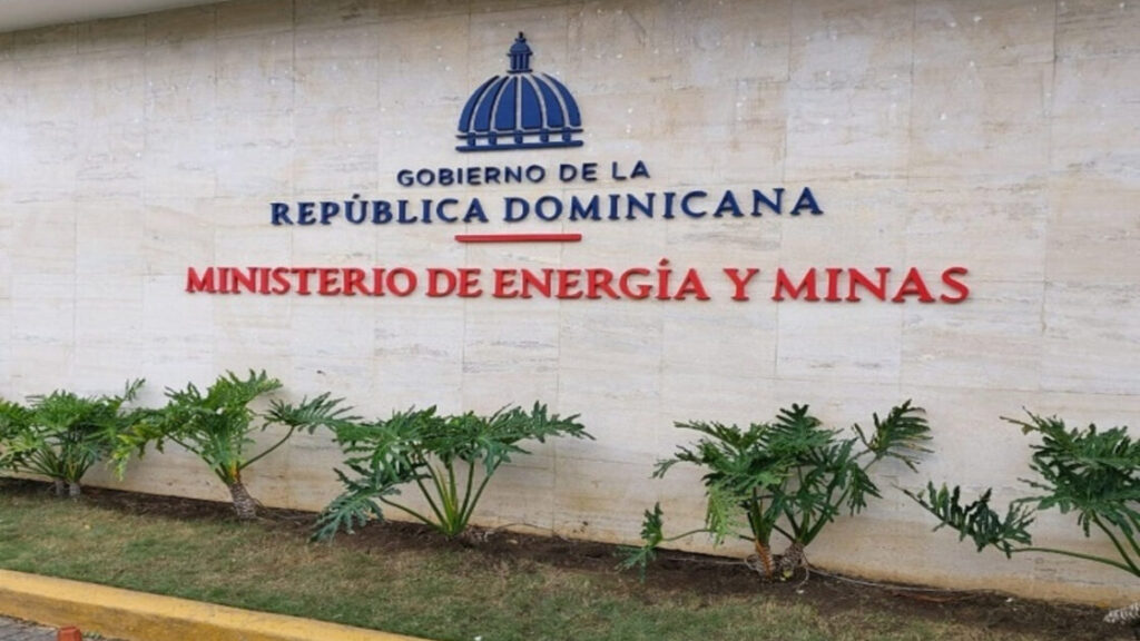 Brigadas trabajan para devolver la normalidad en el suministro de energía afectado por huracán Beryl
