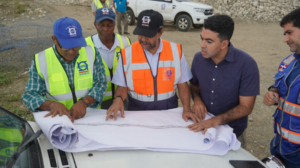 Indrhi trabaja encauzamiento de ríos en las provincias Azua y Peravia para evitar inundaciones