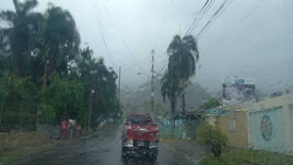 COE mantiene 1 provincia y el Distrito Nacional en alerta roja; aumenta a 10 en amarilla y 12 en verde, por activa onda tropical