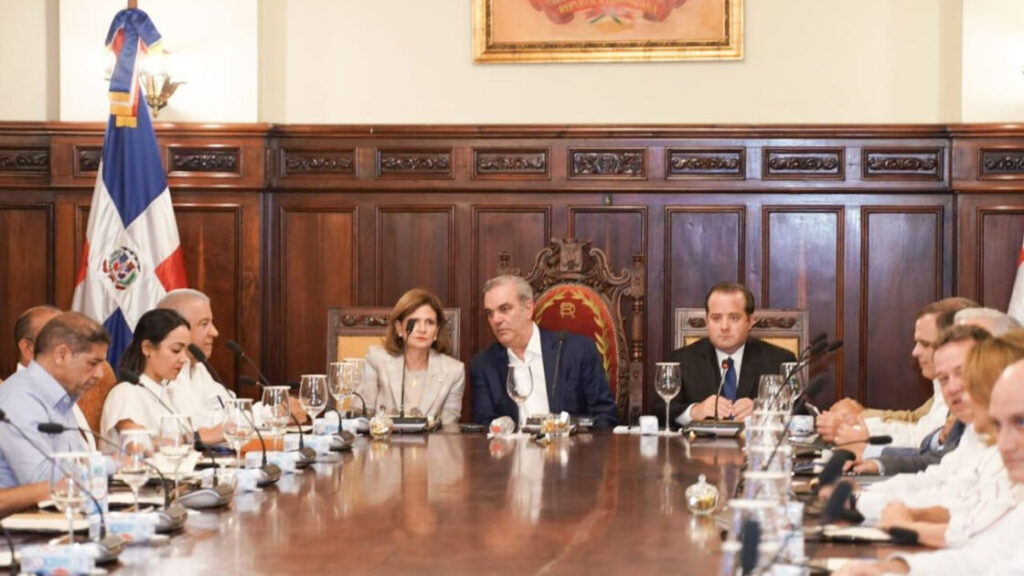 Presidente Abinader y vicepresidenta Peña encabezan Consejo de Ministros y Directores; tratan sobre la ética